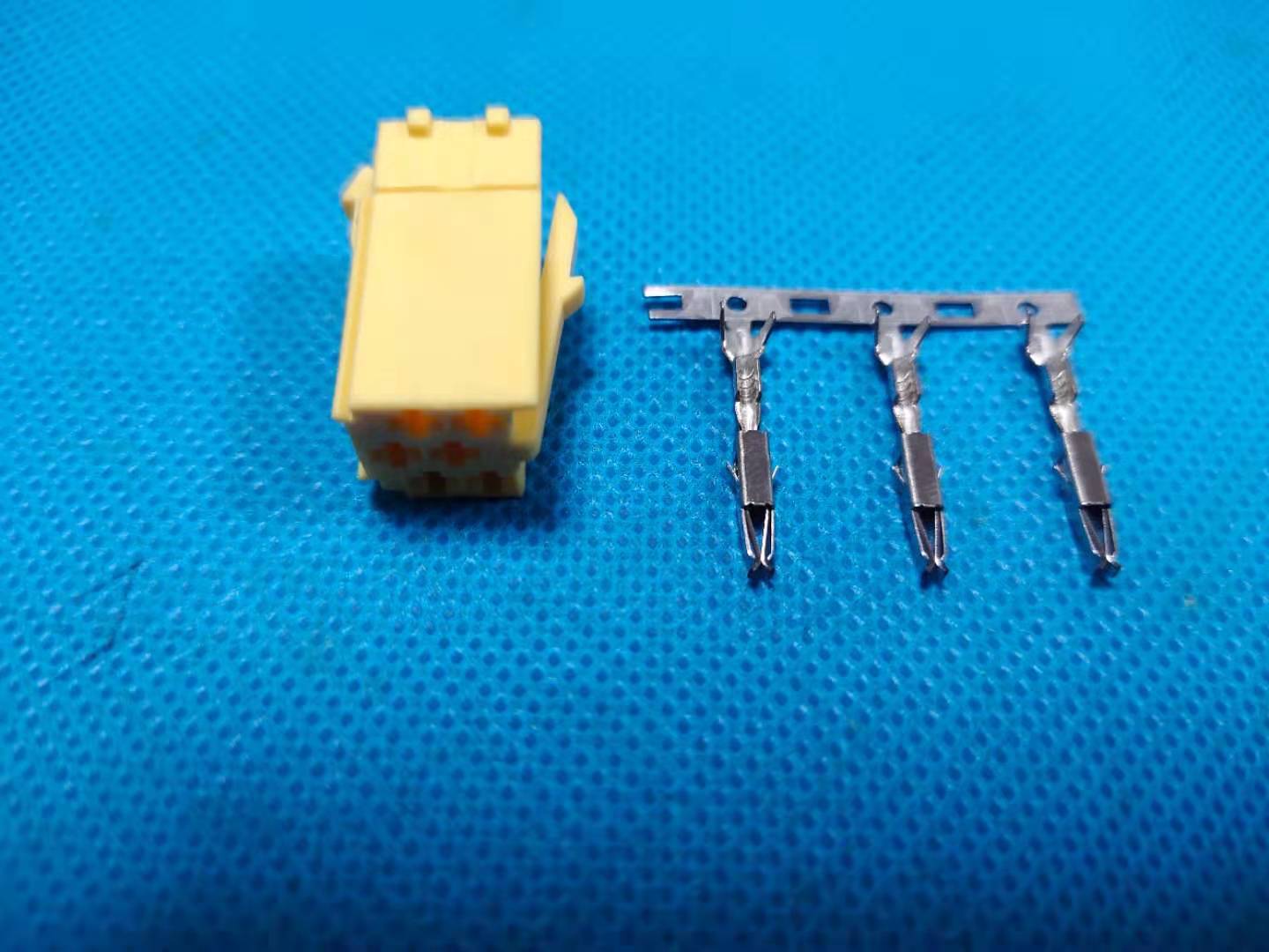 汽車(chē)電子連接器